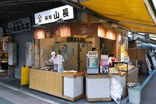 築地山長の店舗または職人が玉子焼きを焼く様子