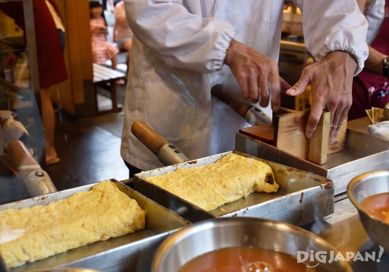 職人が玉子焼きを焼き上げる様子