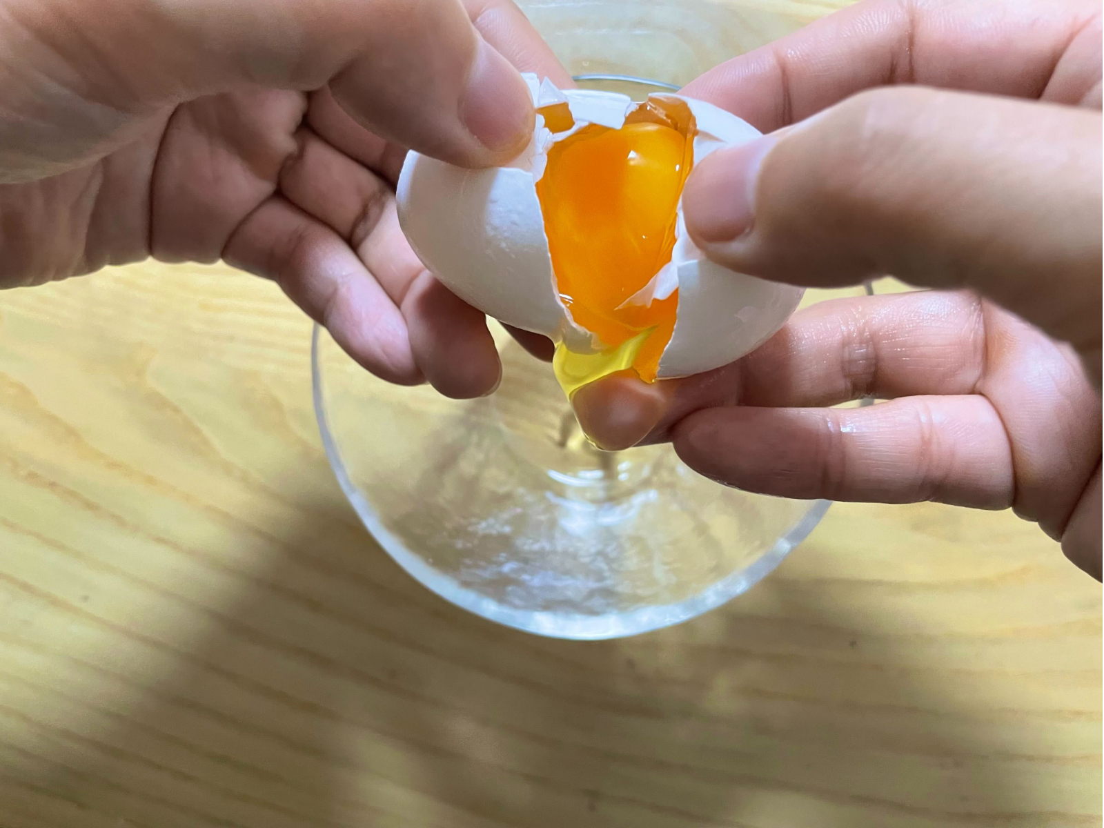 卵を一つひとつ手割りする様子
